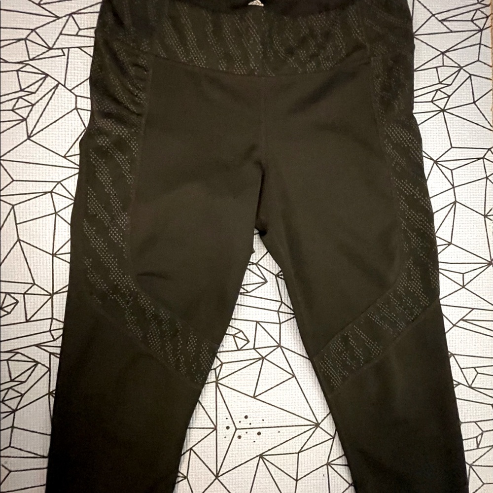 Adidas climalite Capri leggings. - Picture 7 of 12